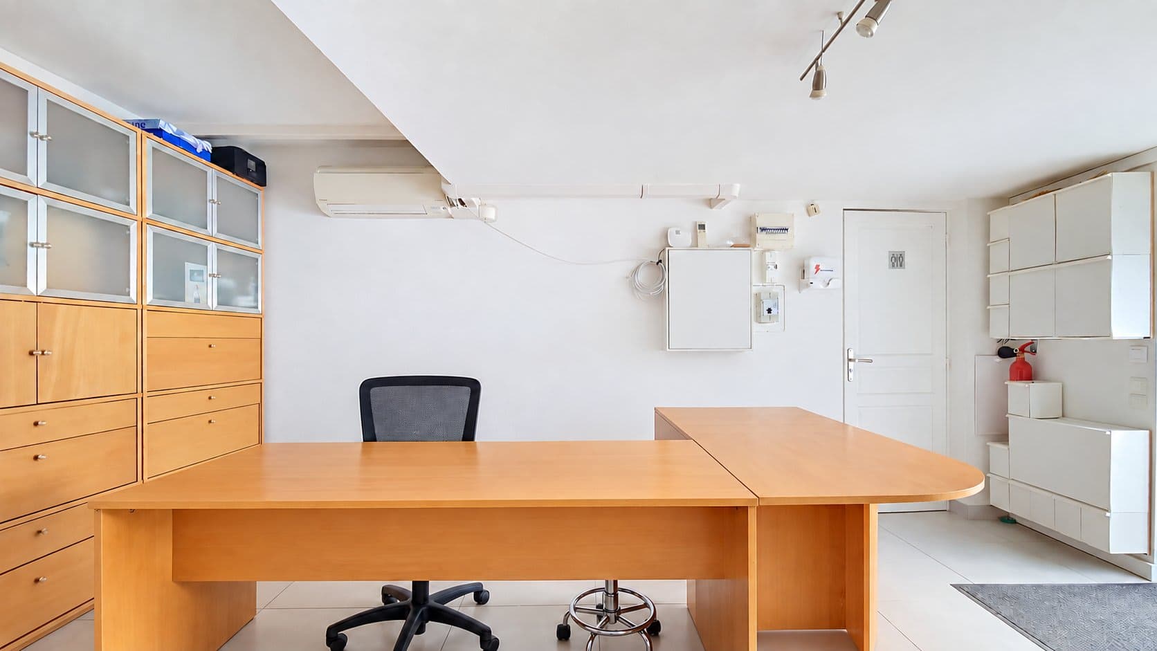 bureau-angle-2-sans-ordinateurs-cables-ni-bouquet.png