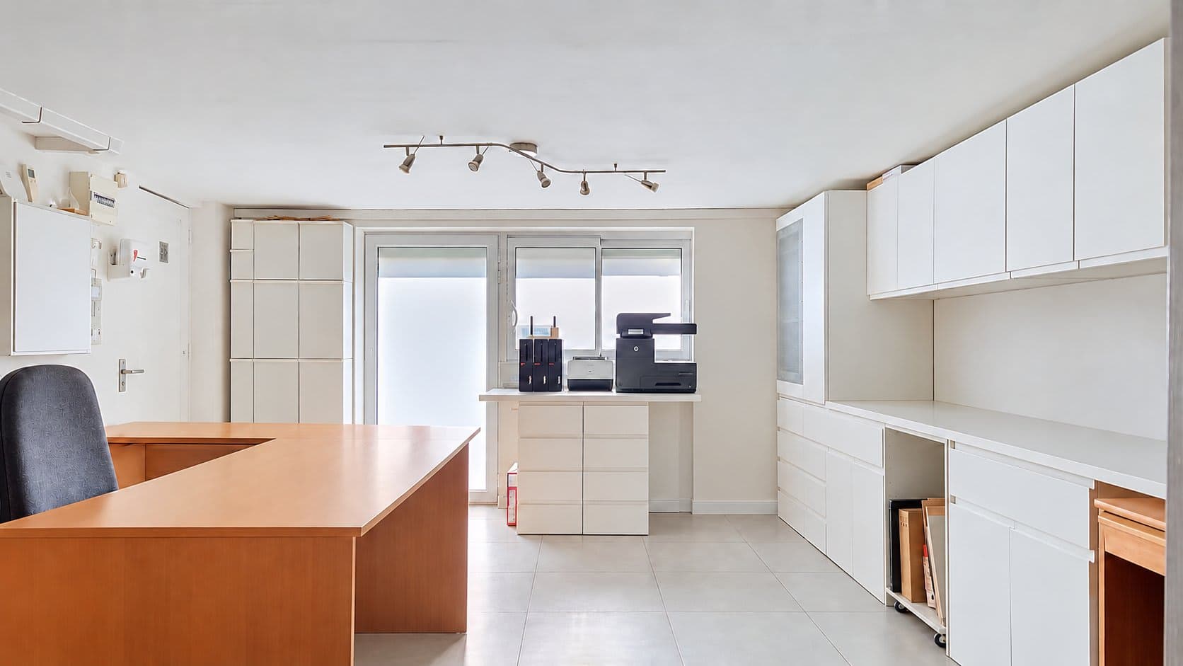 bureau-sans-ordinateurs-cables-bouquet-ni-meuble.png