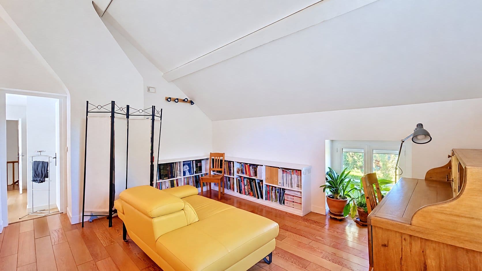 mezzanine-angle-2-sans-photos-ni-effets-personnels.png